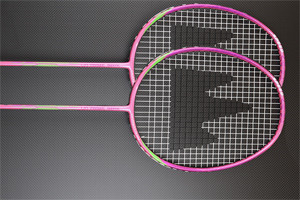 初學(xué)入門級碳纖維羽毛球拍 超輕耐打型碳纖羽拍 高強(qiáng)抗壓碳纖維羽毛球一體拍