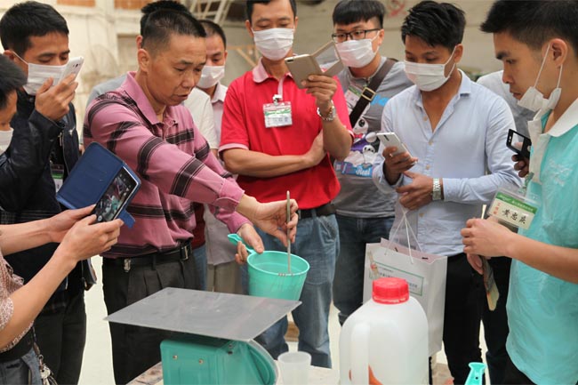 均勻攪拌膠衣、固化劑，使之充分融合