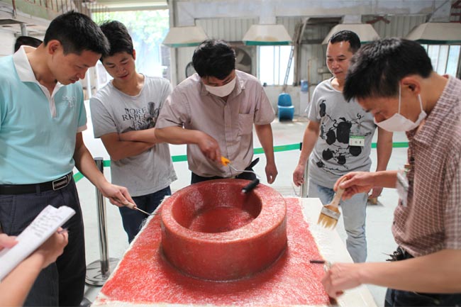 用輥筒壓實玻纖，排除多余樹脂