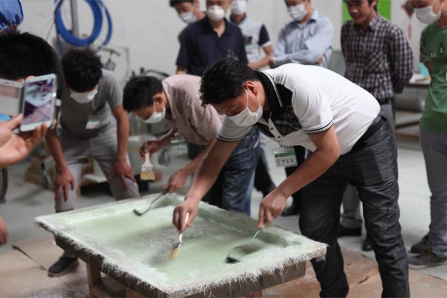 噴涂完成后,用輥筒壓實玻纖